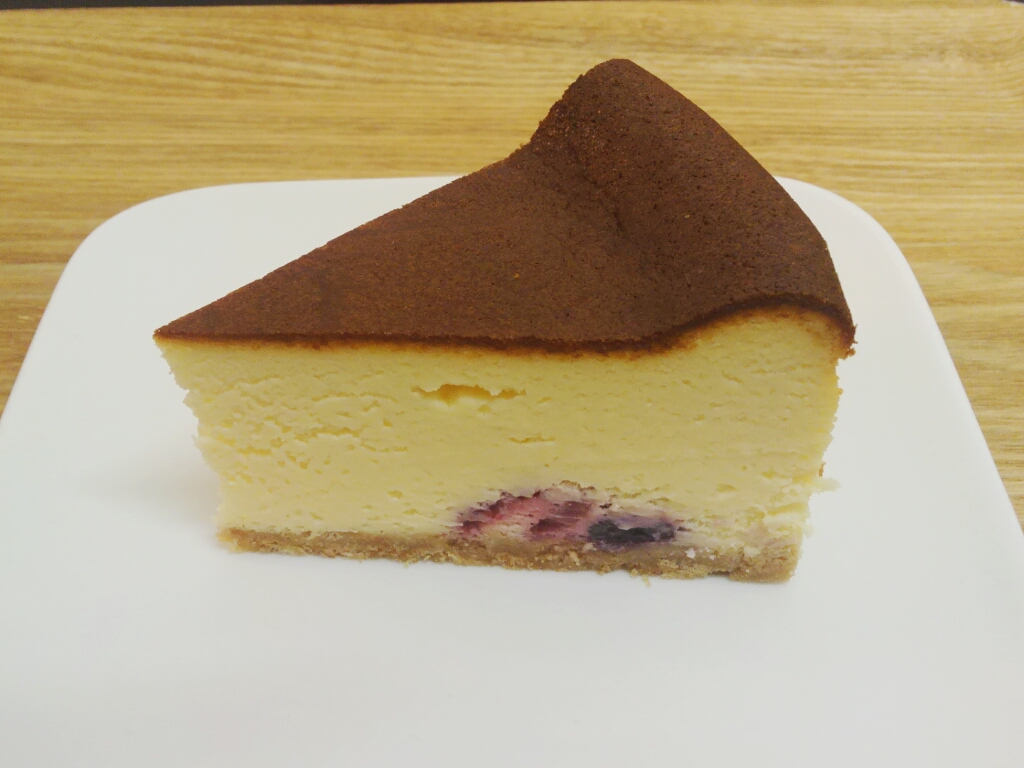ﾍﾞﾘｰ＆ﾎﾜｲﾄﾁｮｺのチーズケーキ　440円