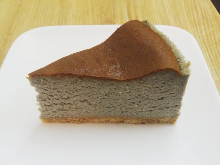 黒ごまのチーズケーキ 520円